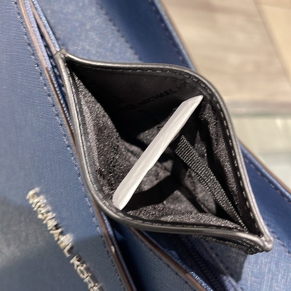 MICHAEL KORS MENS
Cooper Graphic Logo Tall Card Case
Style# 36S3LCOD2B
PINK 
NWT - Picture 13 of 16